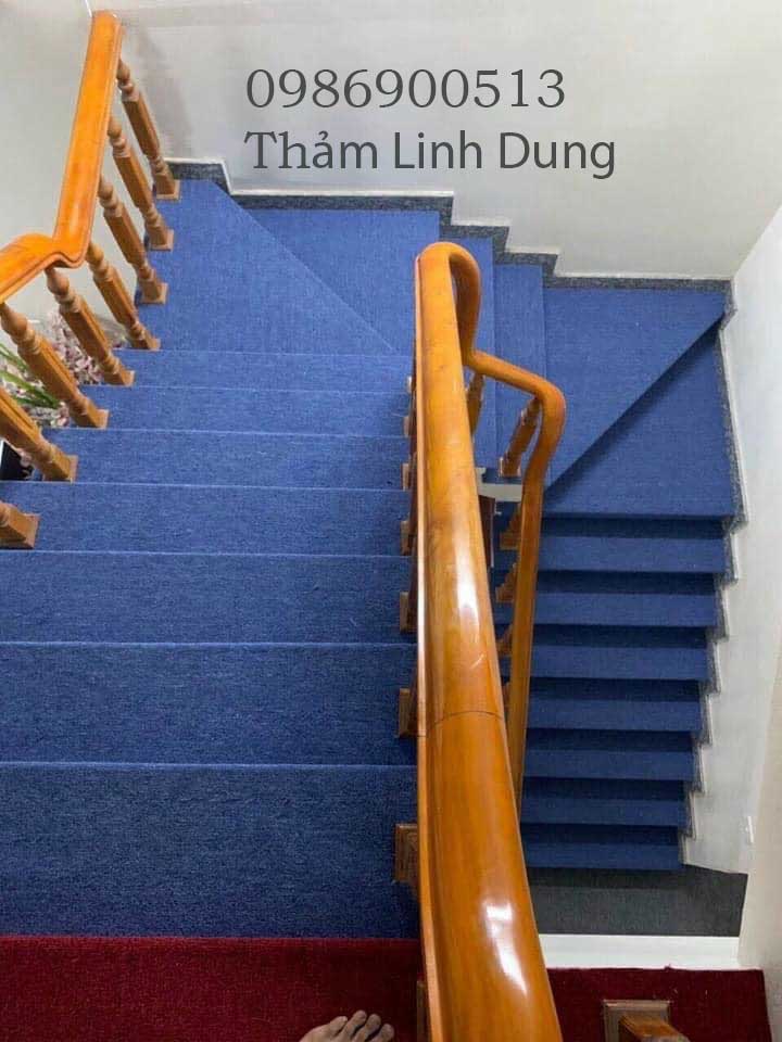 Thảm cầu thang màu xanh Thảm cầu thang màu xanh